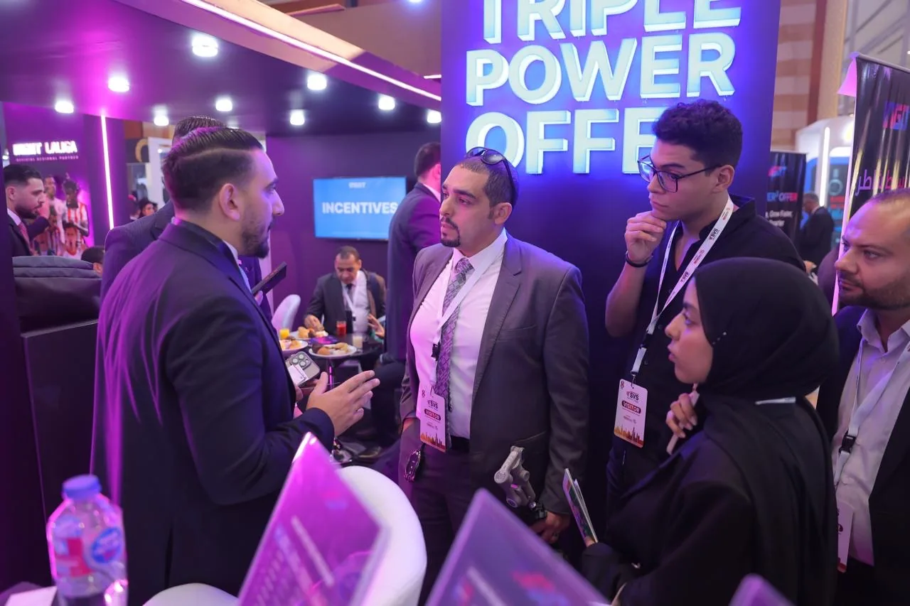 Business conversation on the SVS Egypt exhibition floor