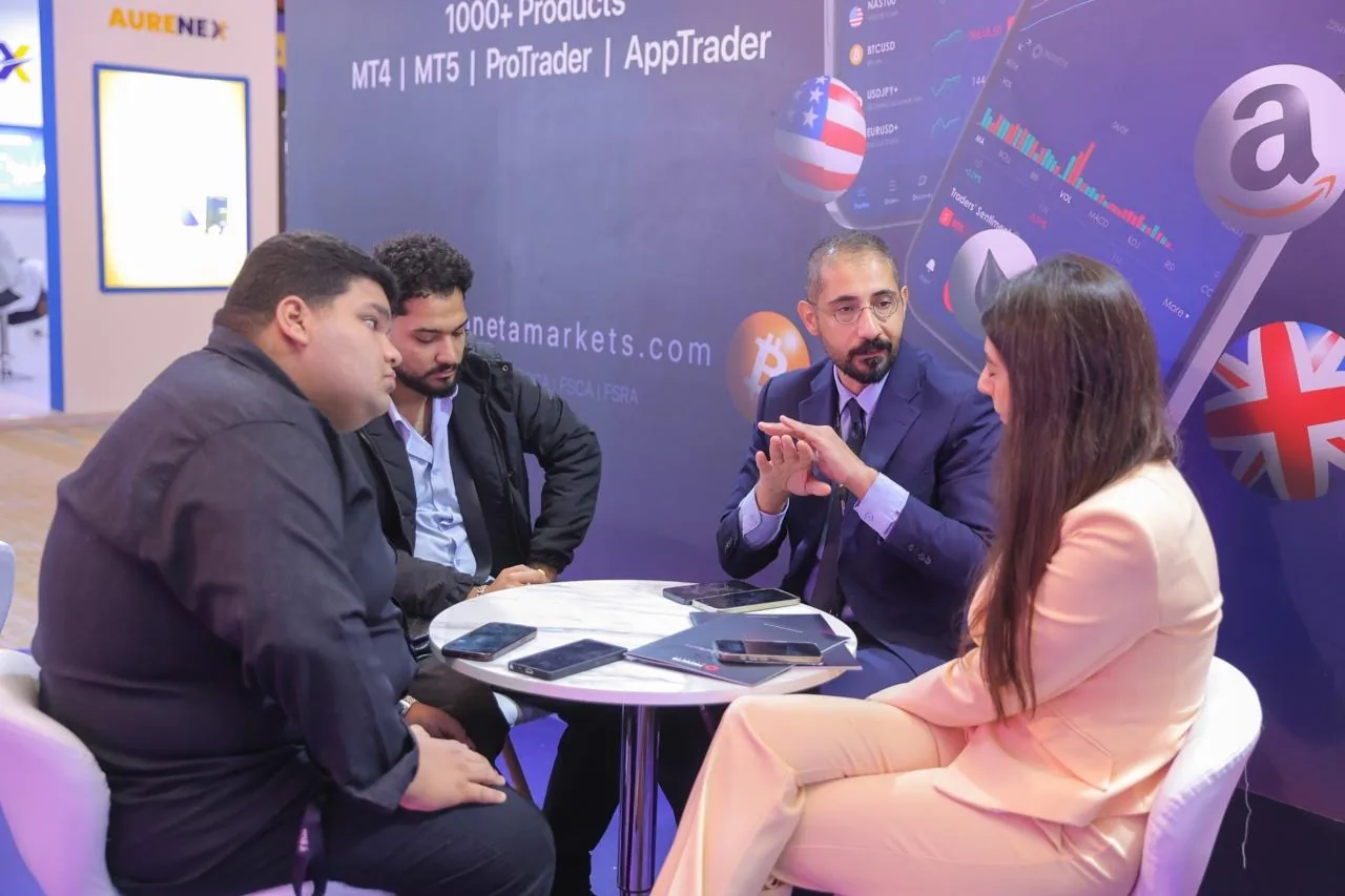 Business conversation at an exhibitor booth